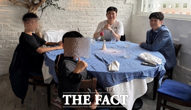 지난 7일 유승민 회장(오른쪽 두 번째)이 두 아들과 함께 박지성(오른쪽)과 식사 자리를 갖고 있다. / OOO인스타그램