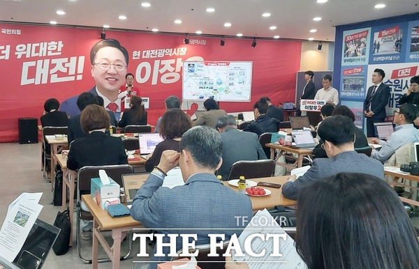 이장우 국민의힘 대전시장 후보가 11일 선거캠프에서 대전을 대한민국 대표 K-문화예술 허브로 도약시키기 위한 제4차 문화·예술·문화산업 정책공약을 발표하고 있다. /선치영 기자