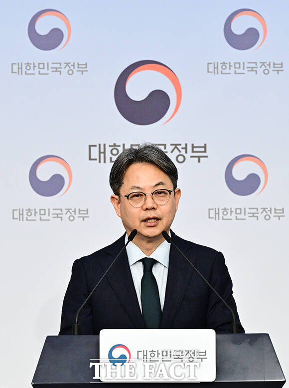 김성훈 인사혁신처 차장이 11일 오후 서울 종로구 정부서울청사 별관에서 공무원 임용령, 개방형 공모직위 규정, 전문직고무원 인사규정 개정안과 관련해 브리핑을 하고 있다. /임영무 기자