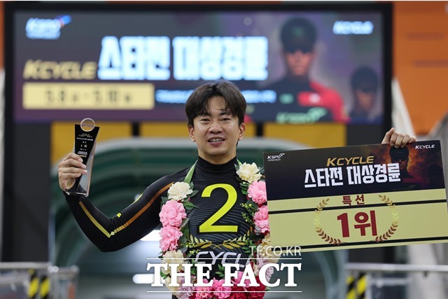 '경륜 황제' 정종진이 10일 광명스피돔에서 열린 KCYCLE 스타전에서 우승을 차지한 환한 미소를 짓고 있다./국민체육진흥공단