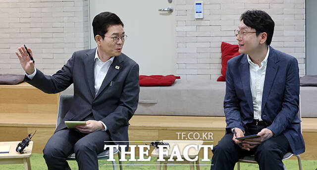 정원오 더불어민주당 서울시장 후보가 11일 서울 마포구 LG사이언스파크를 방문해 LG AI 첨단운전자 모니터링 시스템을 체험하고 있다. /국회사진기자단