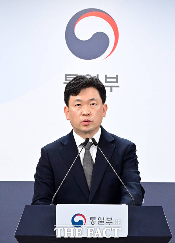 윤민호 통일부 대변인이 11일 오전 서울 종로구 정부서울청사에서 현안 관련 정례브리핑을 하고 있다. /임영무 기자