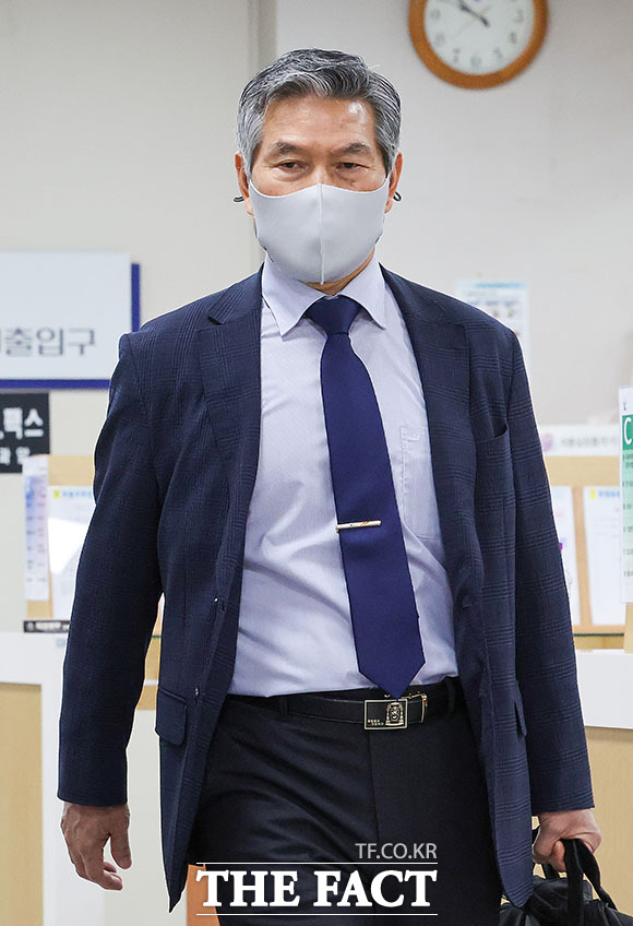 사드 기밀 유출 관련 직권남용권리행사방해 등 혐의를 받는 정의용 전 국가안보실장(왼쪽)과 정경두 전 국방부 장관이 11일 오전 서울 서초구 서울중앙지법에서 열린 공판에 출석하고 있다. /서예원 기자