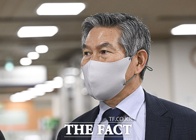 사드 기밀 유출 관련 직권남용권리행사방해 등 혐의를 받는 정의용 전 국가안보실장(왼쪽)과 정경두 전 국방부 장관이 11일 오전 서울 서초구 서울중앙지법에서 열린 공판에 출석하고 있다. /서예원 기자