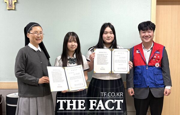 대한적십자사 대전세종지사가 11일 대전성모여자고등학교에서 '2026년도 홍인문화재단 장학증서 전달식'을 개최하고 학업 성적이 우수하고 품행이 바른 청소년RCY 단원 2명을 장학생으로 선정했다. /대한적십자사 대전세종지사