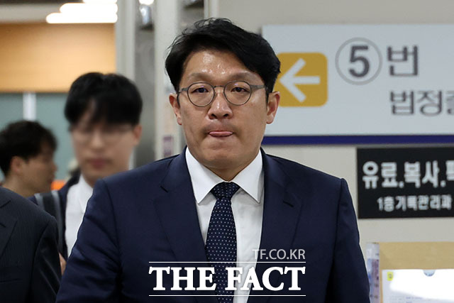 김건희 여사에게 공천 청탁 대가로 고가의 그림을 건넨 혐의 등으로 기소된 김상민 전 부장검사가 지난 8일 서울 서초구 서울고등법원에서 열린 항소심 선고 공판에 출석하고 있다. /서예원 기자