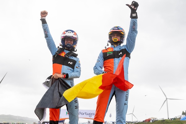 5월 7~10일(현지시간) 열린 '2026 WRC' 포르투갈 랠리에서 우승을 차지한 티에리 누빌(Thierry Neuville, 오른쪽)과 코드라이버 마틴 비데거(Martijn Wydaeghe)가 경주차 위에 올라 환호하는 모습. /현대차