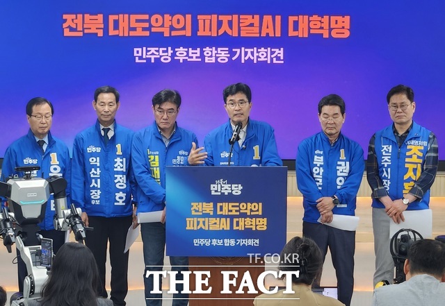 11일 전주시 덕진구 금암동 전북대학교 피지컬AI 실증랩에서 더불어민주당 소속 이원택 전북도지사 후보(가운데)를 비롯해 조지훈 전주시장 후보·김재준 군산시장 후보·최정호 익산시장 후보·유희태 완주군수 후보·권익현 부안군수 후보가 공동 기자회견을 갖고 있다. /이원택 선거캠프