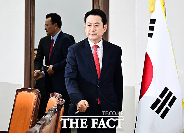 장동혁 국민의힘 대표(가운데)가 11일 오전 서울 여의도 국회에서 열린 최고위원회의에 참석해 모두발언을 하고 있다. /국회=배정한 기자