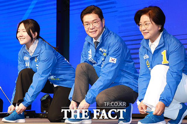 달리는 포즈로 필승 퍼포먼스 진행하는 김선우 서대문구의원 후보와 정원오 서울시장 후보, 김미경 은평구청장 후보, 임규호 서울시의원 후보(왼쪽부터).