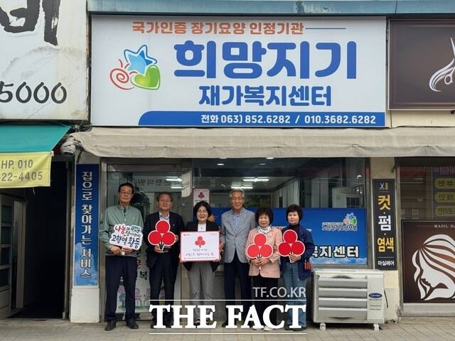 11일 익산시 황등면 희망지기재가복지센터 착한가게 현판 전달식에서 관계자들이 기념 촬영을 하고 있다. /익산시