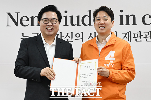 공천장 받은 박일하 동작구청장 후보(왼쪽).