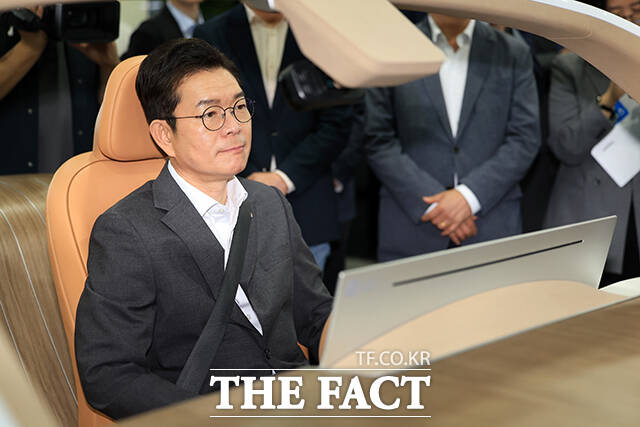 정원오 더불어민주당 서울시장 후보가 11일 서울 마포구 LG사이언스파크를 방문해 LG AI 첨단운전자 모니터링 시스템을 체험하고 있다. /국회사진기자단