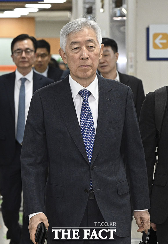 급식 일감 몰아주기로 계열사 삼성웰스토리를 부당 지원한 혐의를 받는 최지성 전 삼성전자 미래전략실장이 11일 오전 서울 서초구 서울중앙지방법원에 열린 공판에 출석하고 있다. /서예원 기자