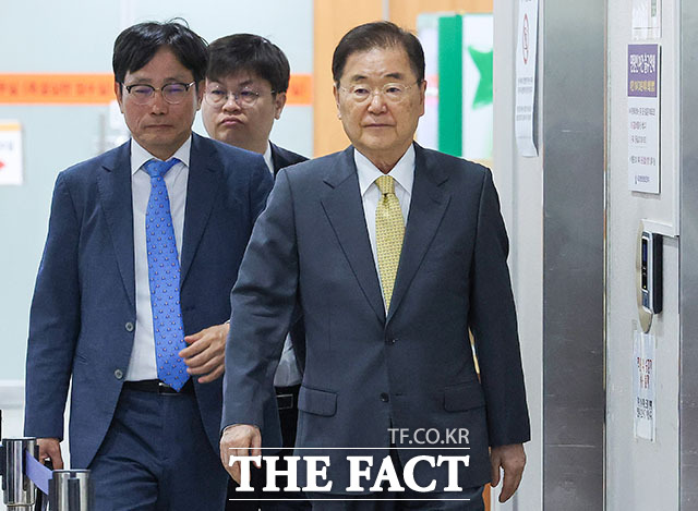 사드 기밀 유출 관련 직권남용권리행사방해 등 혐의를 받는 정의용 전 국가안보실장(왼쪽)과 정경두 전 국방부 장관이 11일 오전 서울 서초구 서울중앙지법에서 열린 공판에 출석하고 있다. /서예원 기자