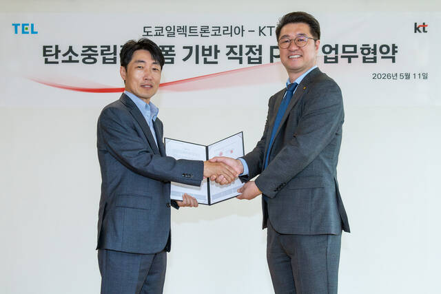 김용남 KT엔터프라이즈부문 법인사업본부장(오른쪽부터) 이선길 도쿄일렉트론코리아 기술총괄부문이 11일 탄소중립 실현 지원을 위한 재생에너지 직접전력거래계약(직접PPA) 체결 후 기념 촬영을 하고 있다. /KT