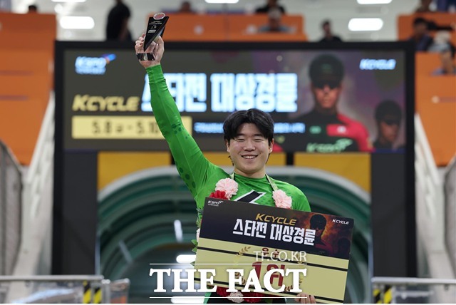 우수급 우승을 차지한 윤명호가 트로피를 들어보이며 우승을 자축하고 있다./국민체육진흥공단