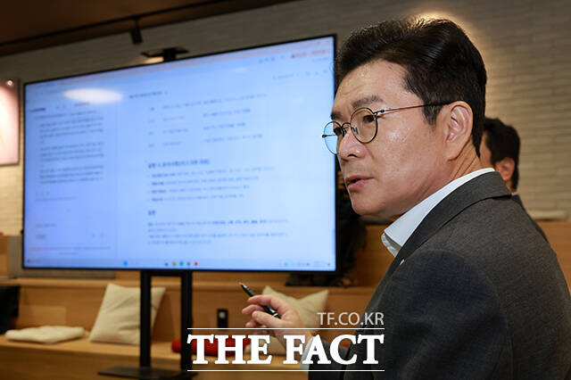 정원오 더불어민주당 서울시장 후보가 11일 서울 마포구 LG사이언스파크를 방문해 LG AI 첨단운전자 모니터링 시스템을 체험하고 있다. /국회사진기자단