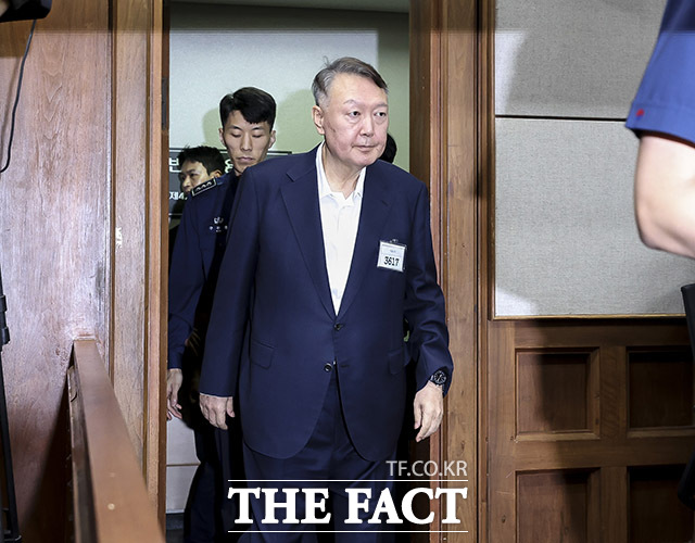 윤석열 전 대통령이 지난해 9월 26일 서울 서초구 서울중앙지방법원에서 열린 '특수공무 집행 방해, 직권남용 권리행사 방해 혐의' 첫 재판에 출석하고 있다. /사진공동취재단