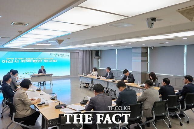 김범수 아산시장 권한대행이 11일 시청 상황실에서 국·소장 간부회의를 열고 주요 현안을 점검하고 있다. /아산시