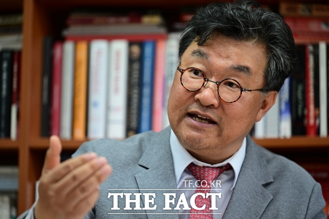 지난 8일 경기 수원시 아주대학교에서 <더팩트>와 만난 김흥규 아주대 미중정책연구소 소장은 오는 14일 열릴 미중 정상회담을 두고 