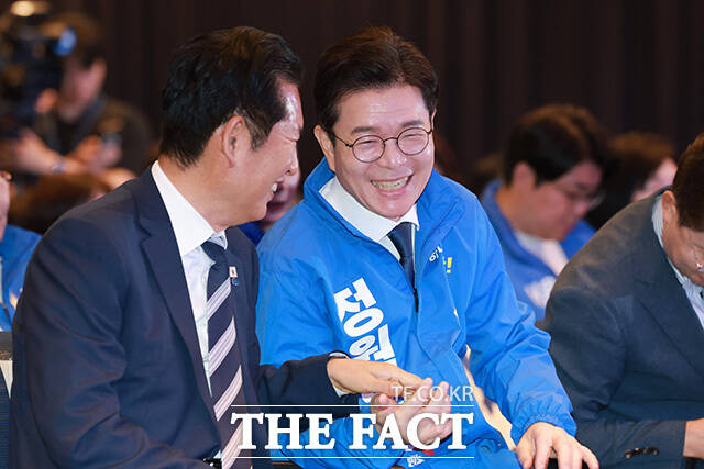 달리는 포즈로 필승 퍼포먼스 진행하는 김선우 서대문구의원 후보와 정원오 서울시장 후보, 김미경 은평구청장 후보, 임규호 서울시의원 후보(왼쪽부터).