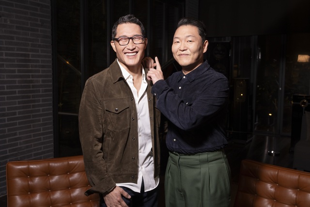 가수 싸이(오른쪽)가 미국 방송사 CNN 인터내셔널 신규 다큐멘터리 시리즈 'K-Everything'에 인터뷰이로 출연했다./CNN 인터네셔널