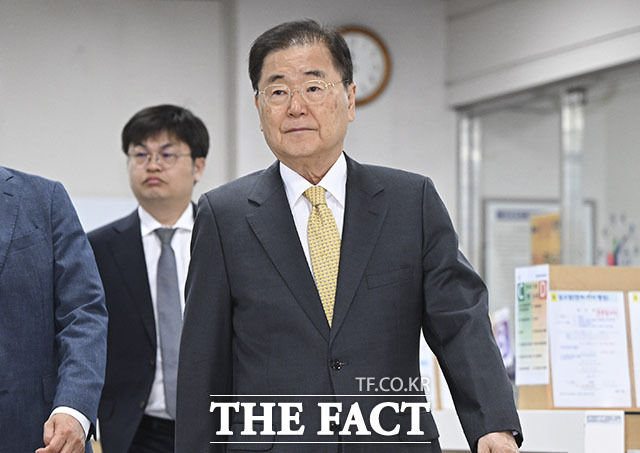 사드 기밀 유출 관련 직권남용권리행사방해 등 혐의를 받는 정의용 전 국가안보실장(왼쪽)과 정경두 전 국방부 장관이 11일 오전 서울 서초구 서울중앙지법에서 열린 공판에 출석하고 있다. /서예원 기자