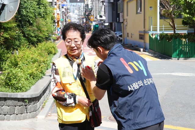 hy가 지난 8일 어버이날을 맞아 어르신을 위한 '찾아가는 카네이션 행사'를 진행했다. /hy