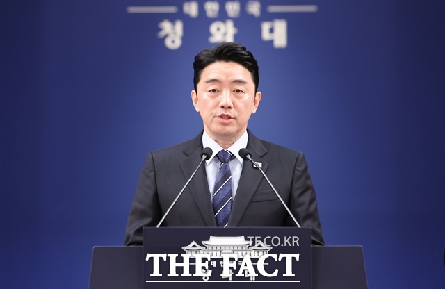 강훈식 대통령 비서실장은 11일 광주 고등학생 살인사건을 두고 이번 사건을 결코 가볍게 여겨서는 안 된다고 강조했다. 강 실장은 4월 19일 청와대 춘추관에서 브리핑을 하고 있다. /뉴시스