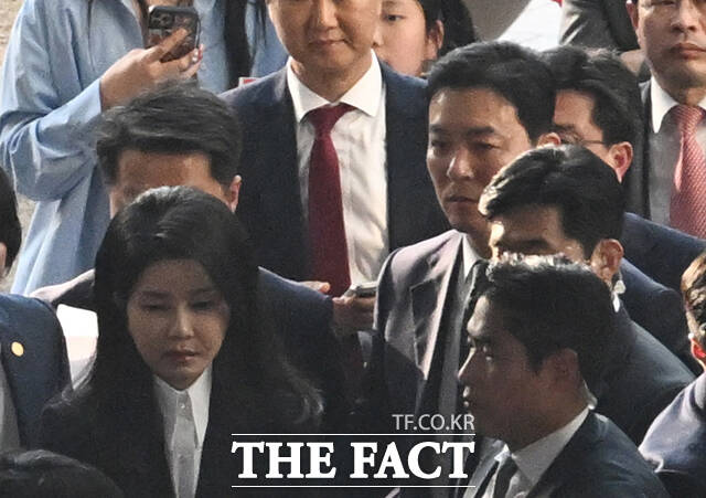 경찰은 선상파티 의혹과 관련해 대통령경호법상 직권남용 교사 혐의를 받는 김건희 여사는 증거불충분으로 불송치할 예정이다. 사진은 내란 우두머리 혐의를 받아 파면된 윤석열 전 대통령과 김 여가사 2025년4월11일 오후 서울 서초구 아크로비스타 사저로 복귀한 가운데 김 전 차장이 경호하고 있는 모습. /박헌우 기자
