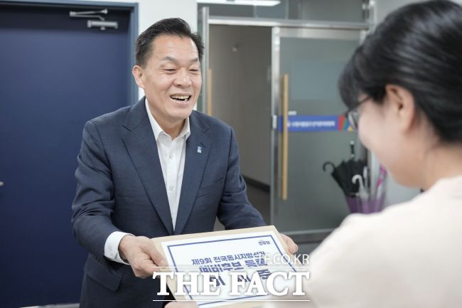 11일 팔달구선관위에서 예비후보 등록하는 이재준 수원시장. /이재준 후보 선거사무소