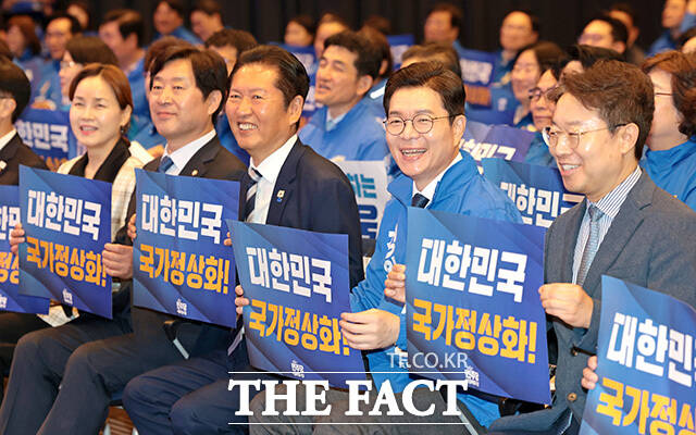 달리는 포즈로 필승 퍼포먼스 진행하는 김선우 서대문구의원 후보와 정원오 서울시장 후보, 김미경 은평구청장 후보, 임규호 서울시의원 후보(왼쪽부터).