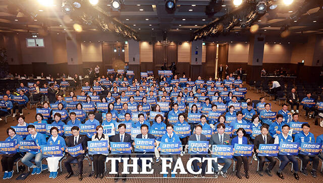 달리는 포즈로 필승 퍼포먼스 진행하는 김선우 서대문구의원 후보와 정원오 서울시장 후보, 김미경 은평구청장 후보, 임규호 서울시의원 후보(왼쪽부터).