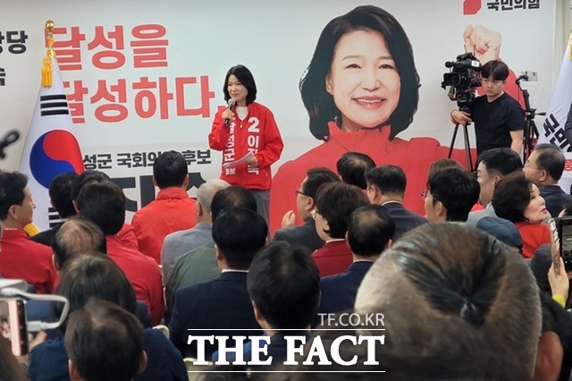 이진숙 국민의힘 대구시 달성군 국회의원 보궐선거 후보가 10일 달성군 화원읍 선거사무소에서 열린 개소식에서 내빈을 소개하고 있다. /박병선 기자