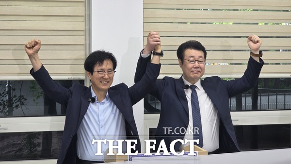 성광진 대전시교육감 예비후보(왼쪽)와 윤정병 전 대전서부교육지원청 교육장이 11일 대전시의회 기자실에서 공동기자회견을 갖고 윤 전 교육장의 성 예비후보 캠프 합류를 발표했다. /정예준 기자