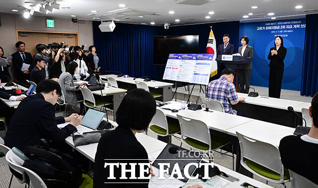 이스란 보건복지부 제1차관이 고유가 피해지원금 2차 지급 대상자 선정 기준을 브리핑하고 있다.