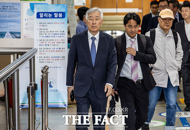 급식 일감 몰아주기로 계열사 삼성웰스토리를 부당 지원한 혐의를 받는 최지성 전 삼성전자 미래전략실장이 11일 오전 서울 서초구 서울중앙지방법원에 열린 공판에 출석하고 있다. /서예원 기자