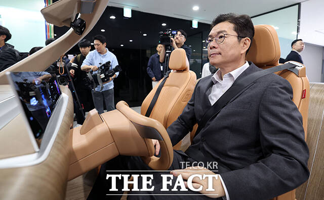 정원오 더불어민주당 서울시장 후보가 11일 서울 마포구 LG사이언스파크를 방문해 LG AI 첨단운전자 모니터링 시스템을 체험하고 있다. /국회사진기자단