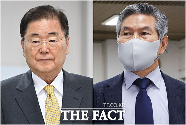사드 기밀 유출 관련 직권남용권리행사방해 등 혐의를 받는 정의용 전 국가안보실장(왼쪽)과 정경두 전 국방부 장관이 11일 오전 서울 서초구 서울중앙지법에서 열린 공판에 출석하고 있다. /서예원 기자