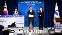  고유가 피해지원금 2차 지급 계획 밝히는 윤호중 행안부 장관 [포토]