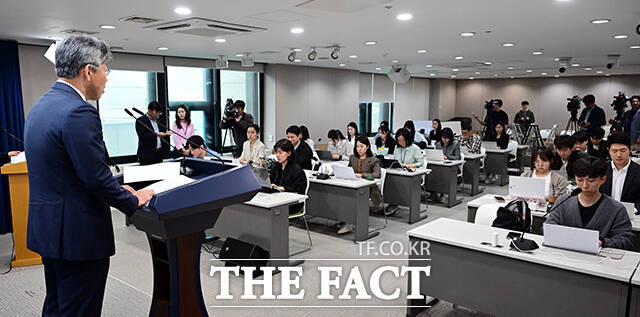 김이탁 국토교통부 1차관이 12일 오전 서울 종로구 정부서울청사에서 토지거래허가구역 실거주 의무 유예와 관련해 백브리핑을 하고 있다. /임영무 기자