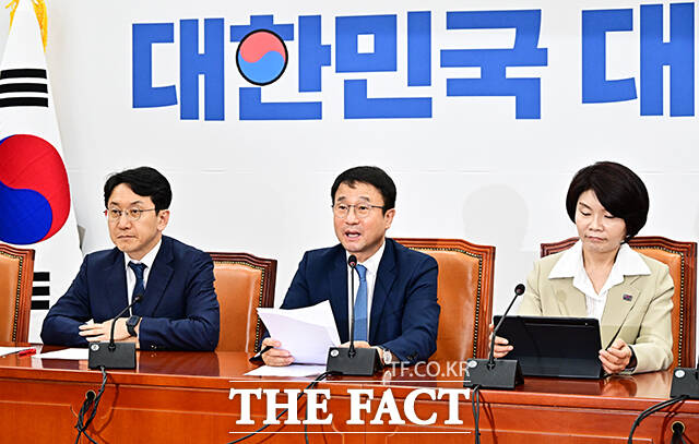 한병도 더불어민주당 원내대표(가운데)가 12일 오전 서울 여의도 국회에서 열린 원내대책회의에 참석해 모두발언을 하고 있다. /국회=배정한 기자