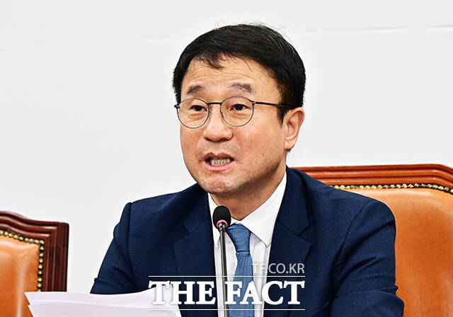 한병도 더불어민주당 원내대표(가운데)가 12일 오전 서울 여의도 국회에서 열린 원내대책회의에 참석해 모두발언을 하고 있다. /국회=배정한 기자