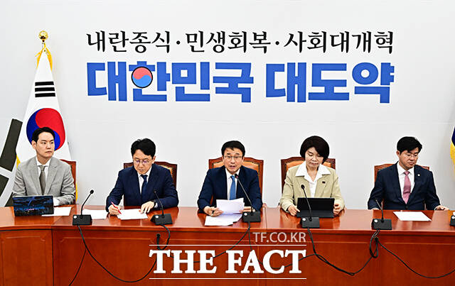 한병도 더불어민주당 원내대표(가운데)가 12일 오전 서울 여의도 국회에서 열린 원내대책회의에 참석해 모두발언을 하고 있다. /국회=배정한 기자