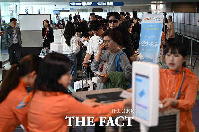 인천국제공항 1여객터미널 동편 1층에 마련된 제주행 국내선 카운터에서 승객들이 탑승수속을 하는 모습.