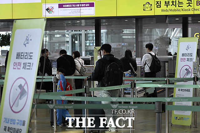 진에어가 중동전쟁 여파에 따른 고유가 부담 속에 신입 객실 승무원 50명의 입사 일정을 하반기로 연기했다. /인천국제공항=송호영 기자