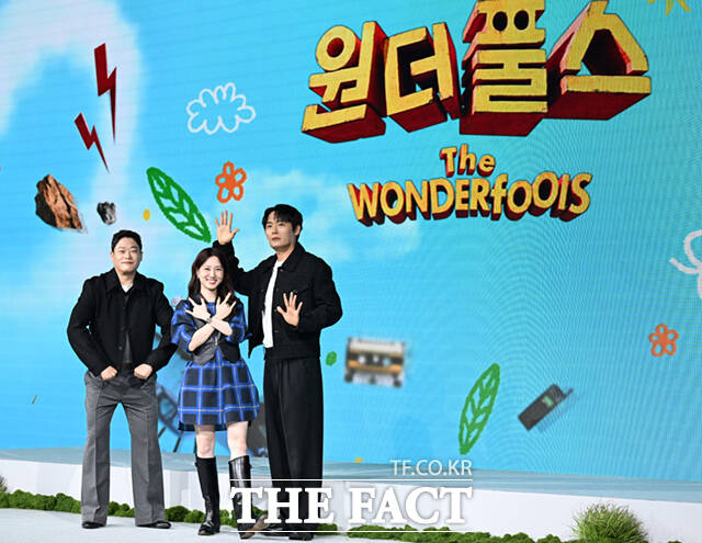 유인식 감독(왼쪽)과 배우 박은빈이 12일 서울 종로구 JW 메리어트 동대문 스퀘어에서 열린 넷플릭스 새 시리즈 '원더풀스' 제작발표회에 참석해 포즈를 취하고 있다.