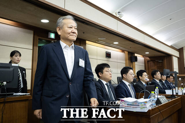 이상민 전 행정안전부 장관이 17일 서울 서초구 서울중앙지법에서 열린 내란 중요임무 종사 등 혐의 첫 공판기일에 출석하고 있다. /사진공동취재단