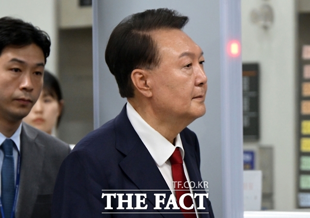 윤석열 전 대통령이 9일 서울 서초구 서울중앙지법에서 영장실질심사를 마치고 나오고 있다. 2025.07.09 사진공동취재단
